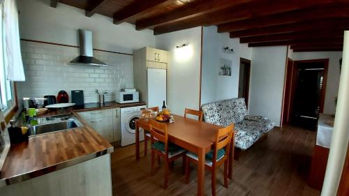 kuchnia z drewnianym stołem i jadalnią w obiekcie Casa Rural La Resbala - Casa Tajinaste w mieście La Orotava
