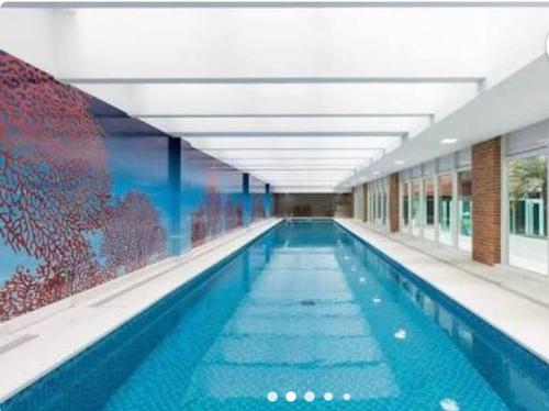a large swimming pool in a large building at Estúdio perfeito in Curitiba
