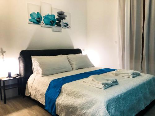 Un dormitorio con una cama con una manta azul. en A casa di Brenda, en Chiavari