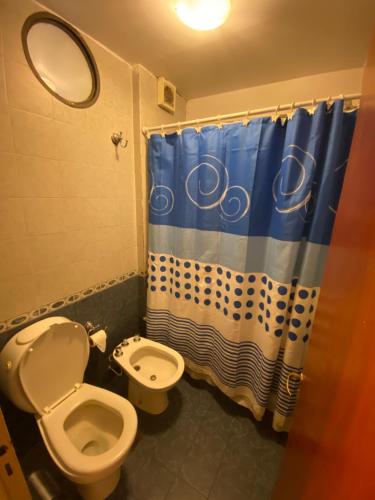 Et badeværelse på Junin Centro Apartament