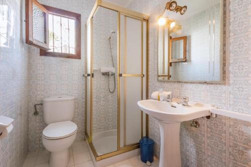 La salle de bains est pourvue de toilettes, d'une douche et d'un lavabo. dans l'établissement Rustica, à Jávea