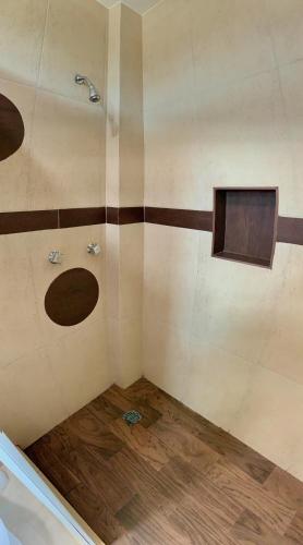 a bathroom with two sinks and a shower at Lidxi Rosae in Puerto Escondido