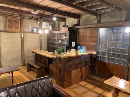 uma cozinha com uma grande ilha de madeira num quarto em Kachusha Gekko em Tadotsu
