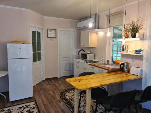 Köök või kööginurk majutusasutuses Mustvee Creek Cottage