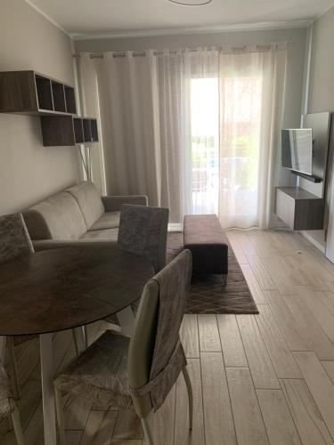 een woonkamer met een bank en een tafel bij Casa Eva con piscina privata in Moniga