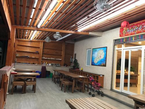 小琉球的住宿－麗花都民宿，一间带木桌椅的用餐室和一间餐厅