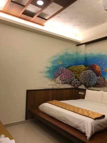 小琉球的住宿－麗花都民宿，卧室墙上有绘画作品