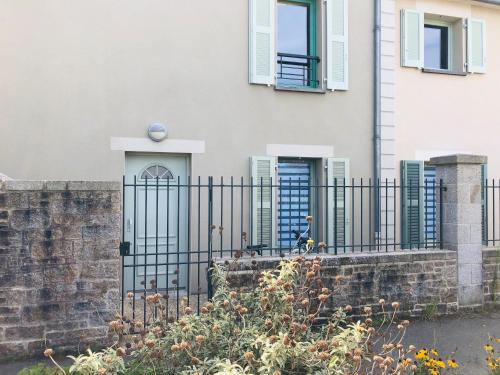 a black fence in front of a house at La Cancalaise - Bel appartement T4 tout confort - proche de la plage - Cancale in Cancale