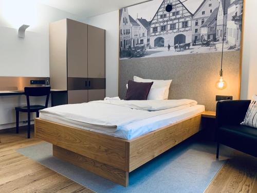 Tempat tidur dalam kamar di Stadthotel Kachelofen