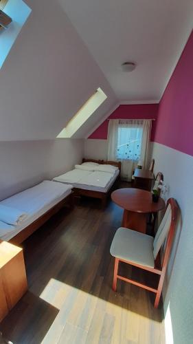 En eller flere senge i et værelse på Villa Rosse