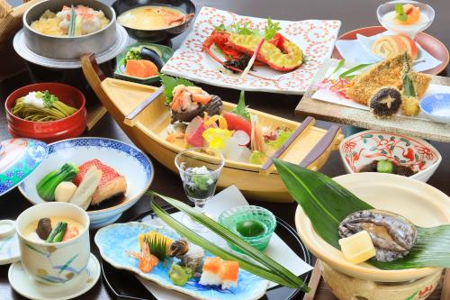 une table recouverte de assiettes et de bols de nourriture dans l'établissement Hanare Kitaoka, à Itō