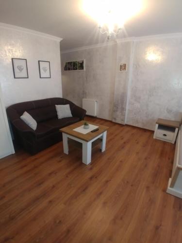 sala de estar con sofá y mesa de centro en Pokój Gościnny DIAMENT en Świeradów-Zdrój