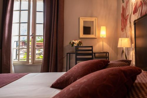 Ένα ή περισσότερα κρεβάτια σε δωμάτιο στο Logis Hotel La Croix Blanche Fontevraud