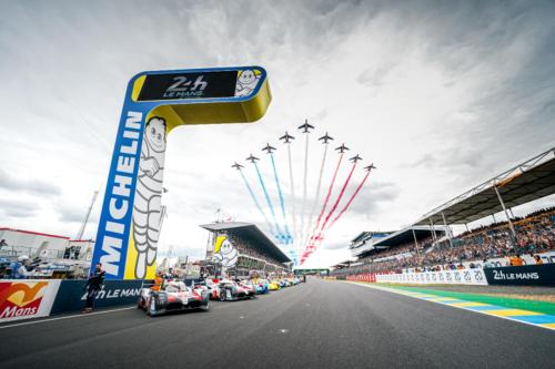 a race track with a bunch of cars on it at Appartement hypercentre au 1er, ZOO - 24h du Mans in La Flèche