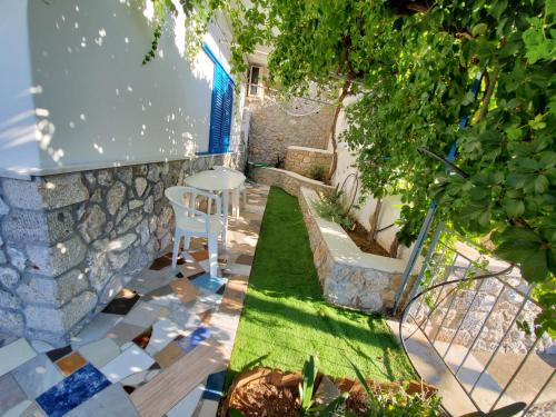 Κήπος έξω από το Panorama Studios & Apartments