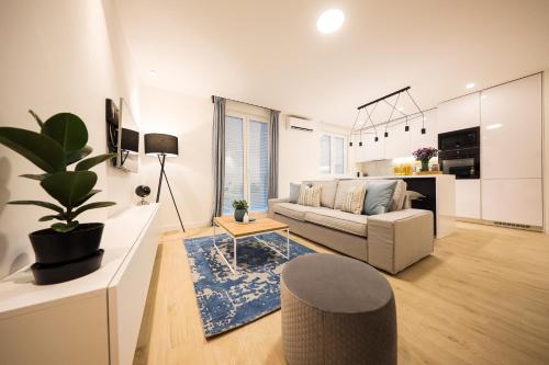 Sea view apartment in the city center with free parking