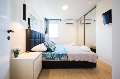 Sea view apartment in the city center with free parking