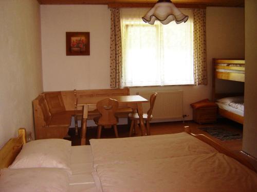 Ein Bett oder Betten in einem Zimmer der Unterkunft Gasthof Zum heiligen Nikolaus