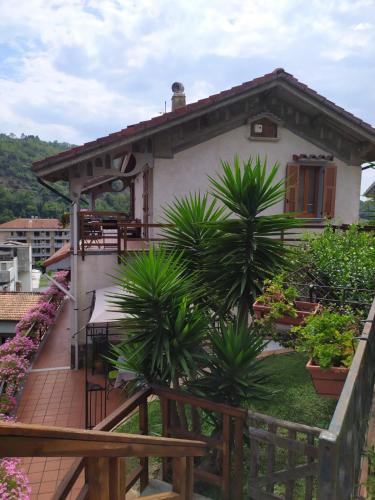 a small house with a deck with plants at Bed & Breakfast Lujocanda in Casarza Ligure