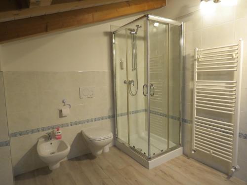 y baño con ducha, aseo y lavamanos. en Affittacamere Maria Stella, en Udine