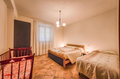 - Dormitorio con 2 camas y cuna en Borgo Struginati, en Doglio