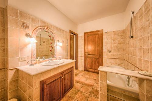 y baño con lavabo, bañera y aseo. en Borgo Struginati, en Doglio