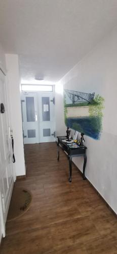 a room with a desk and a painting on the wall at Richter Apartments Finsterwalde mit Klimaanlage in Finsterwalde