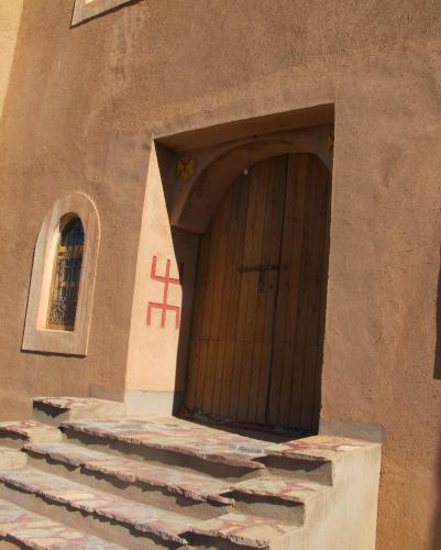 an entrance to a building with a wooden door at Casbah d'hôte La Jeanne Tourisme Ecologique in Boumalne