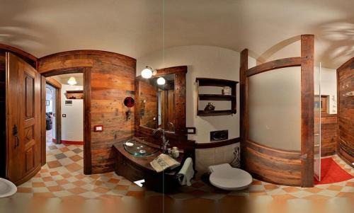 ニュスにあるLe Bibelot apartmentsのバスルーム(洗面台、トイレ付)が備わります。