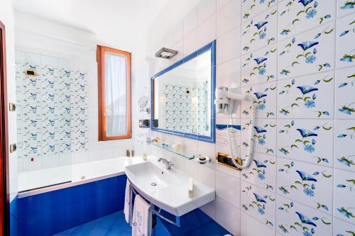 
A bathroom at Ravello Art Hotel Marmorata
