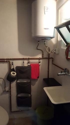 łazienka z toaletą, umywalką i lampką w obiekcie Valchid Guest House w mieście Valchid