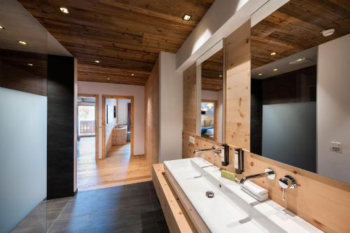 Koupelna v ubytování ALMGUT - Mountain Wellness Hotel