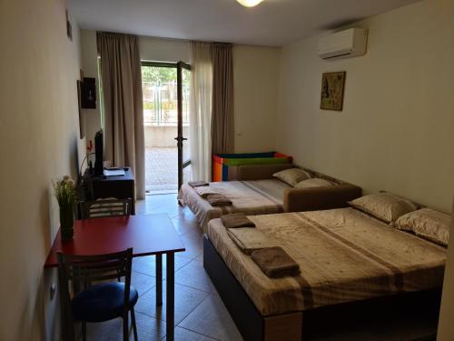 Un pat sau paturi într-o cameră la One room apartment 112 Аll-season в Св св Константин и Елена