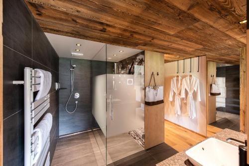 Ein Badezimmer in der Unterkunft ALMGUT - Mountain Wellness Hotel