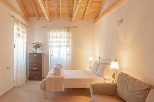 Кровать или кровати в номере Emilios Stone House