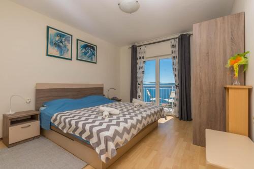 1 dormitorio con 1 cama y vistas al océano en Apartman Zlatica, en Dramalj