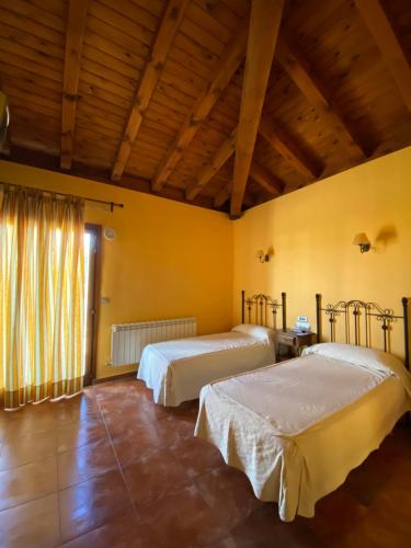 Postel nebo postele na pokoji v ubytování Hotel Hostería de Monzón