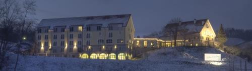 a large building with its lights on at night at Hotel Staribacher Südsteiermark in Leibnitz