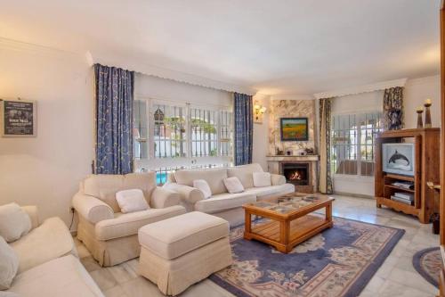 Villa Marina Benalmadena - 5 min walk to the beach, heated pool, spa, 5 bedrooms