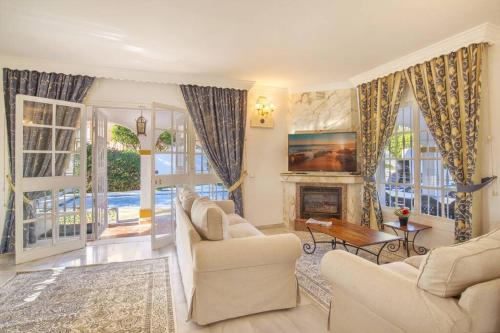 Villa Marina Benalmadena - 5 min walk to the beach, heated pool, spa, 5 bedrooms