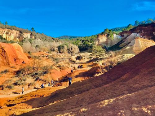 a group of people walking through a canyon at Domaine de La Brave in Pernes-les-Fontaines