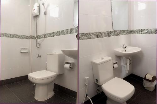 uma pequena casa de banho com WC e lavatório em U Dee Room and Coffee em Kanchanaburi