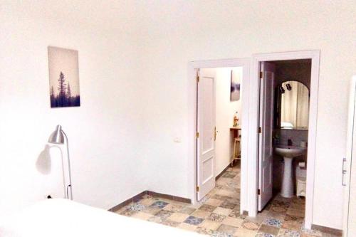 een witte kamer met een badkamer met een wastafel bij Efigenia playa/mar 2 in Valle Gran Rey