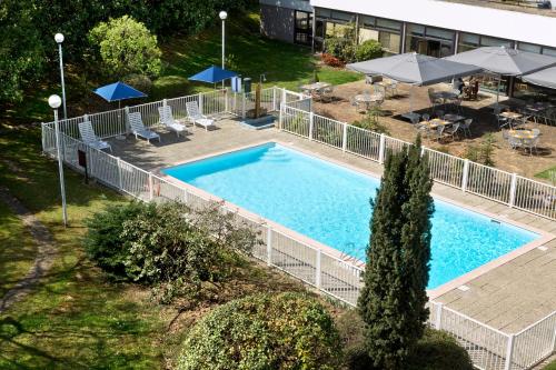 
The swimming pool at or close to Mercure Paris Le Bourget Aeroport
