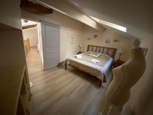 セリニャンにあるAppartement cosy Sérignanのベッドルーム1室(ベッド1台付)