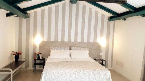 A bed or beds in a room at Appartamenti Borghetto San Donato 105