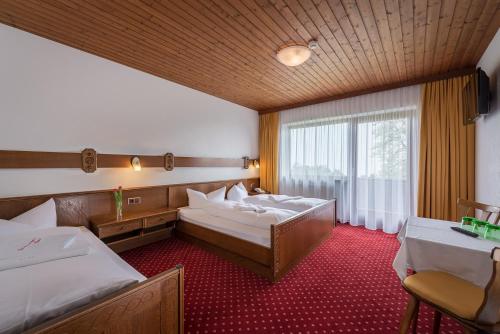 a hotel room with two beds and a window at Schwannerwirt in Weerberg