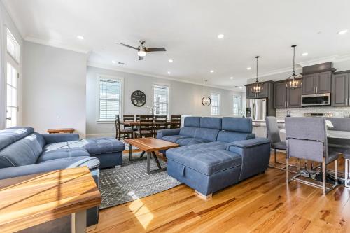 Foto Stunning 4BR-5BR near French Quarter Homes by Hosteeva 2