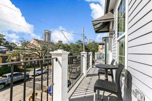 Foto Stunning 4BR-5BR near French Quarter Homes by Hosteeva 3
