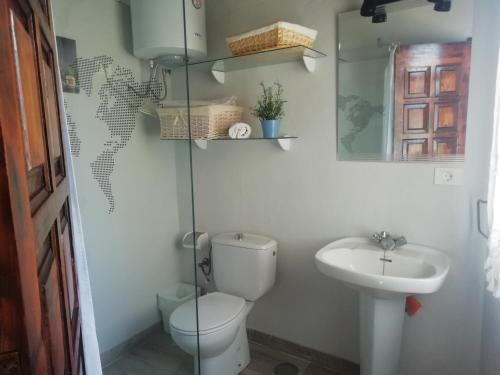 a bathroom with a toilet and a sink at Casa la centinela in La Guancha